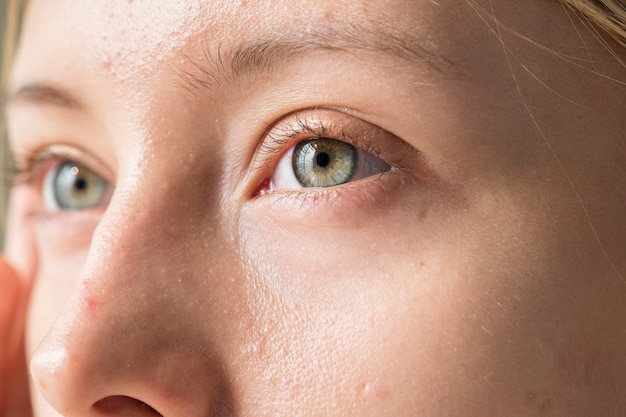 Free photo portrait of white woman closeup on eyes