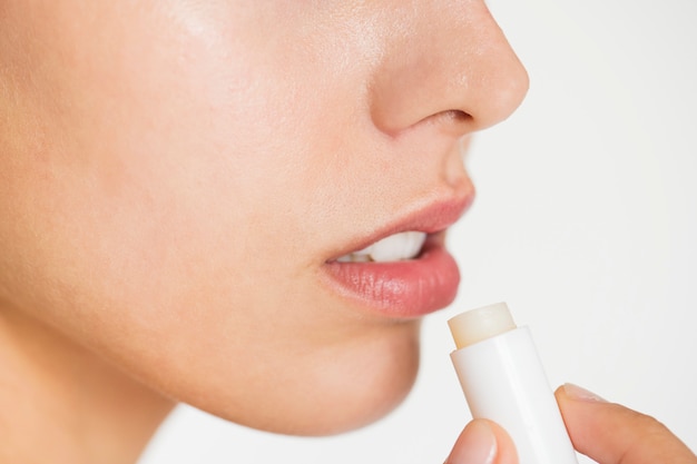 Free photo portrait of white woman doing her daily skincare routine