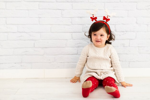 Портрет одетой зимой маленькой девочки