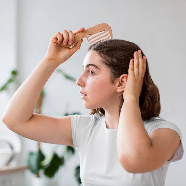 Foto gratuita ritratto di donna che dispone i suoi capelli