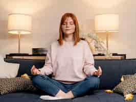 Бесплатное фото Портрет женщины дома медитации