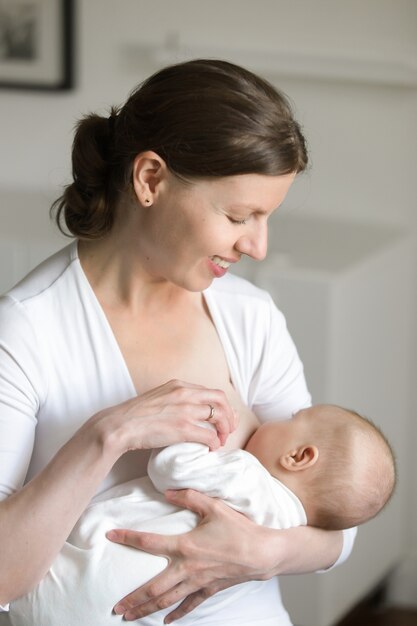 彼女の手に子供を授乳する女性の肖像