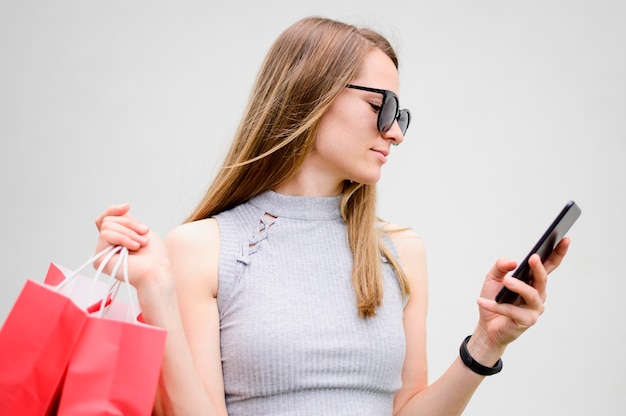 Free photo portrait of woman carrying shopping bags