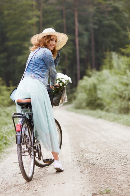 Портрет женщины во время езды на велосипеде