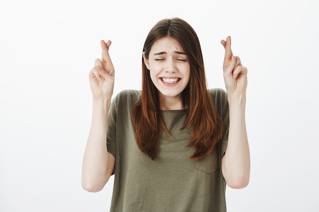 濃い緑色のTシャツを着た女性の肖像画