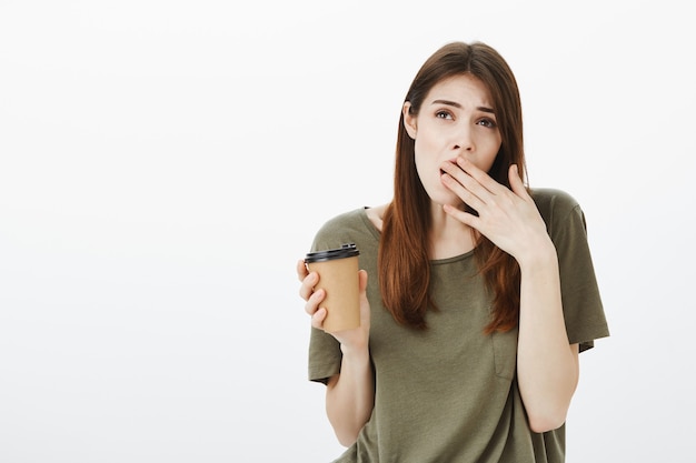 濃い緑色のTシャツを着た女性の肖像画