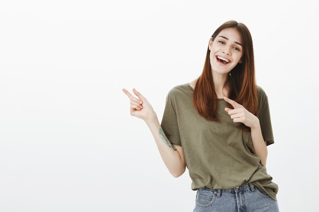 濃い緑色のTシャツを着た女性の肖像画