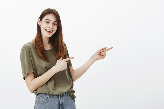 濃い緑色のTシャツを着た女性の肖像画