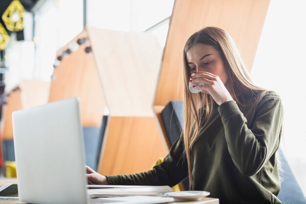 デスクでの女性の肖像画