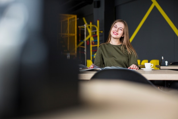 Free photo portrait of woman at desk