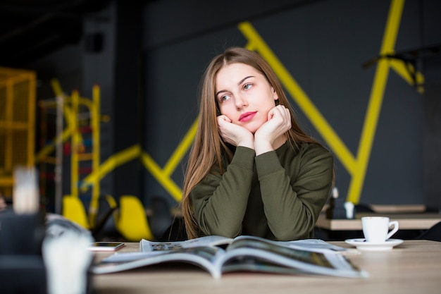 Free photo portrait of woman at desk