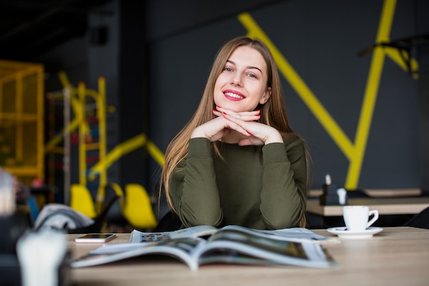 Free photo portrait of woman at desk