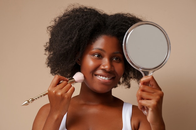 Foto gratuita ritratto di donna che fa il suo regime di bellezza e routine di cura della pelle