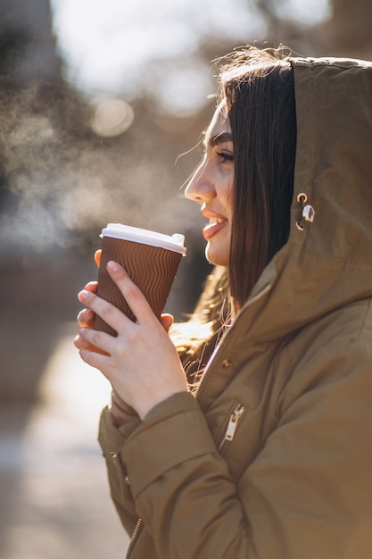 Free photo portrait of woman drinking coffee