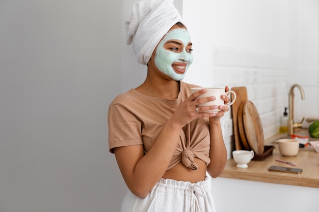 Foto gratuita ritratto di donna durante la sua routine di bellezza a casa