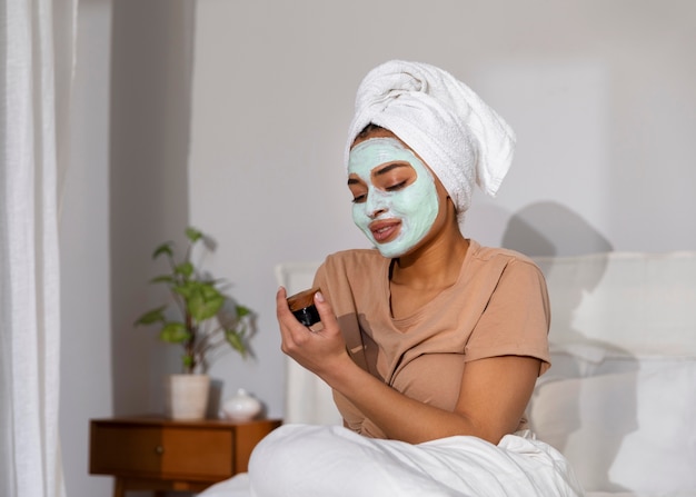 Free photo portrait of woman during her beauty routine at home
