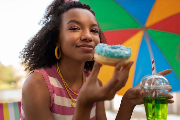 Free photo portrait of woman eating donuts