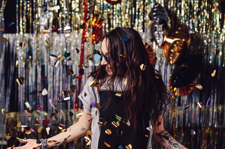 मुफ़्त फोटो portrait woman enjoying party and confetti