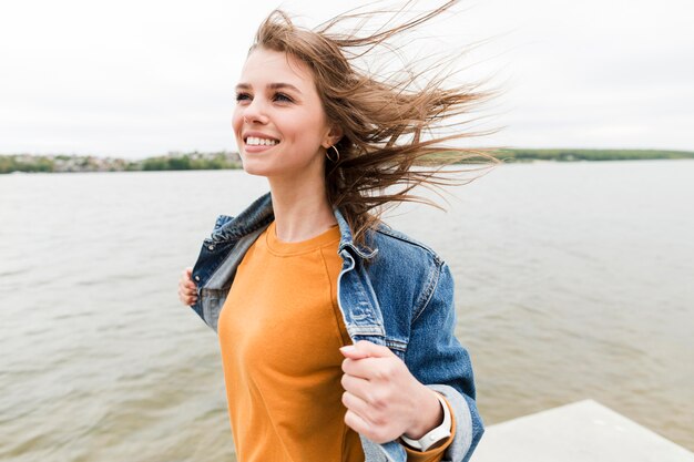 海風を楽しむポートレート女性