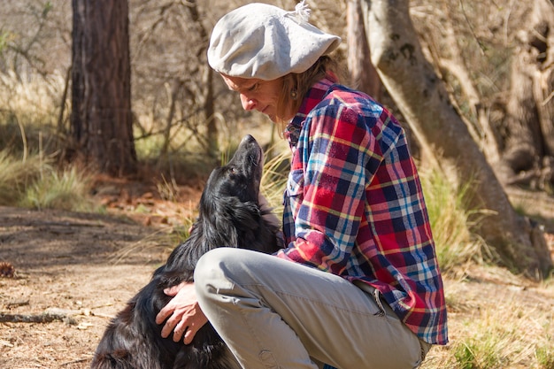 Free photo portrait of a woman farm worker with her dog