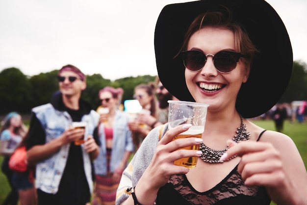 Free photo portrait of woman at the festival