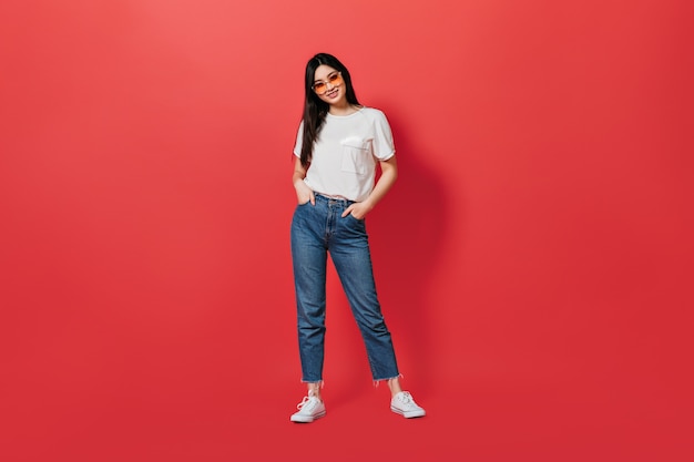 Free photo portrait of woman in full growth, wearing white t-shirt and jeans