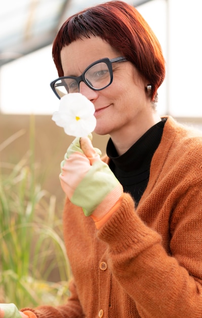 Бесплатное фото Портрет женщины, выращивающей растения