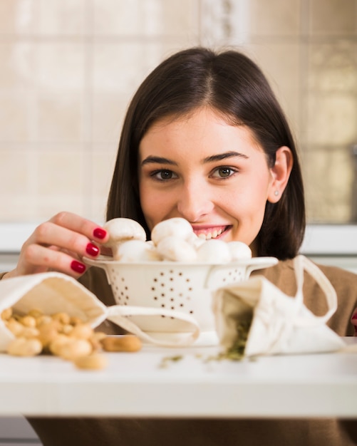 Foto gratuita ritratto di donna soddisfatta dei funghi