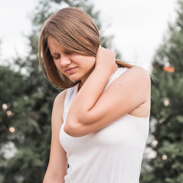 Ritratto della donna che ha dolore al collo