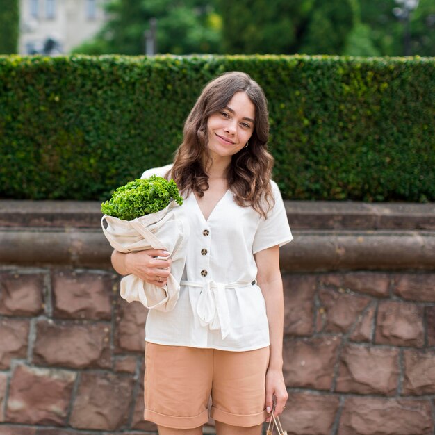 食料品の袋を保持している女性の肖像画