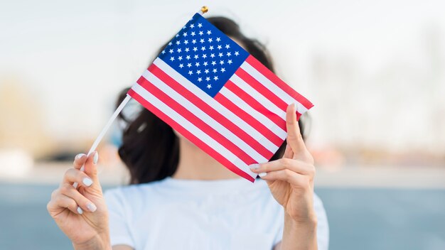 얼굴에 미국 국기를 들고 여자의 초상화