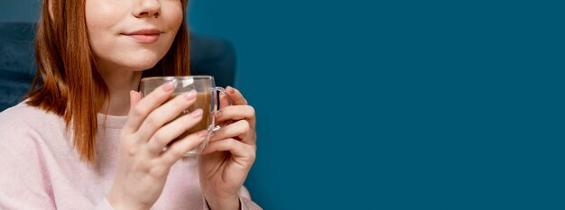 コーヒーを飲む家で肖像画の女性