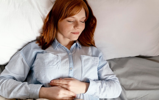 Free photo portrait woman at home sleeping