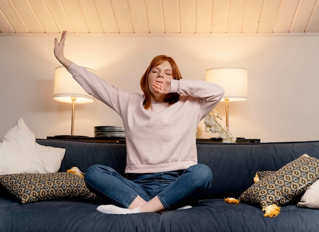 Foto gratuita donna del ritratto a casa che sbadiglia