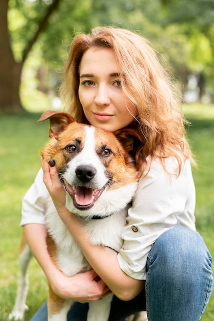 Foto gratuita ritratto di donna che abbraccia il suo migliore amico