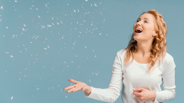 Donna del ritratto che ride e che guarda i coriandoli