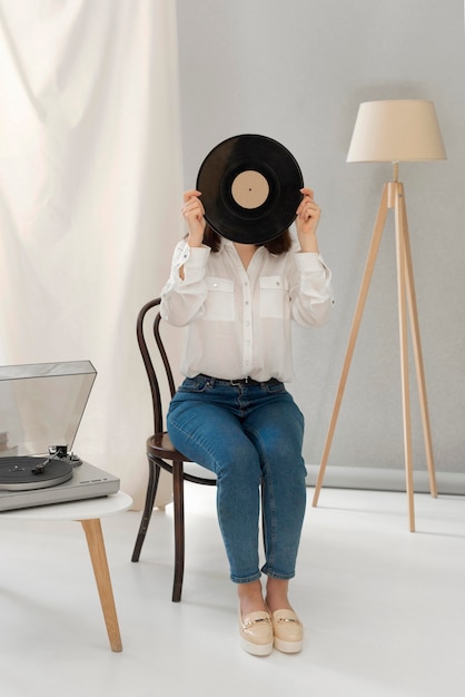 Free photo portrait woman listening music at pick up