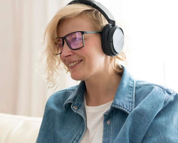 Free photo portrait of woman listening to music