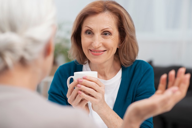 Free photo portrait of woman looking at her friend