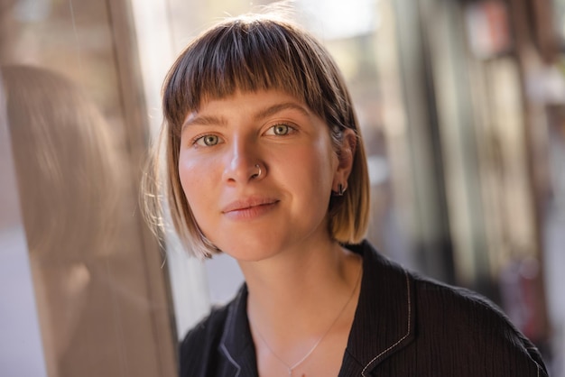 Free photo portrait of woman looking and smiling at camera