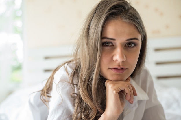 Foto gratuita ritratto di donna sdraiata sul letto