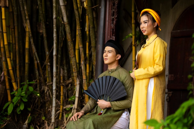 Портрет женщины и мужчины, одетых во вьетнамский национальный костюм