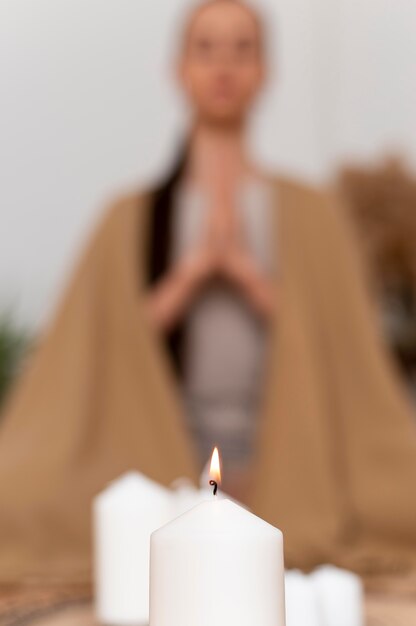 Foto gratuita ritratto di donna meditando