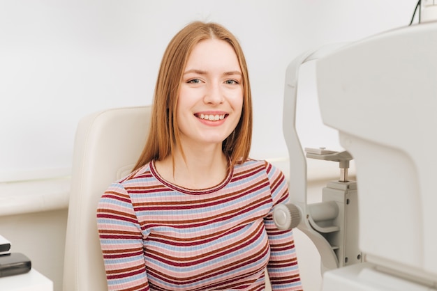 Free photo portrait of woman at optometrist