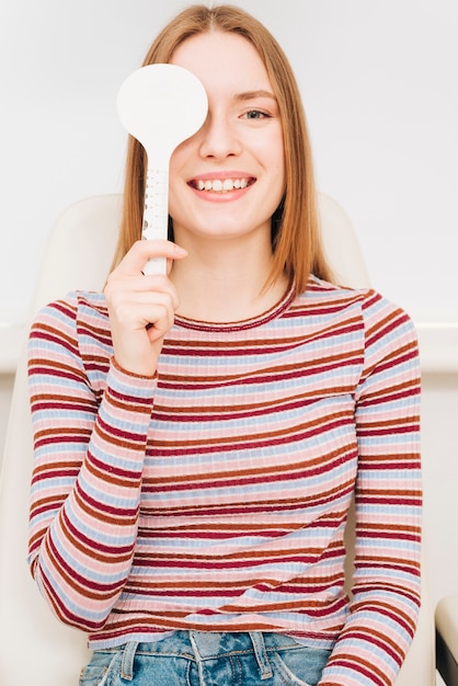 Free photo portrait of woman at optometrist