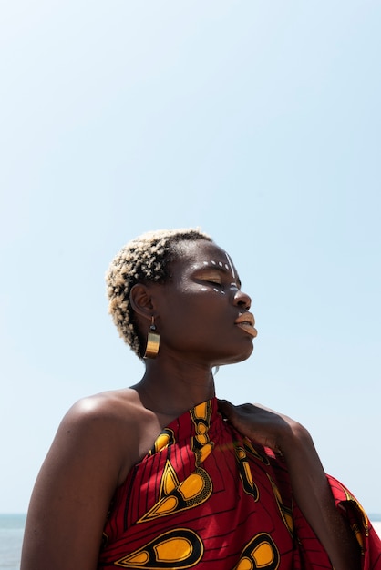 Free photo portrait of woman outdoors in african attire and fashion