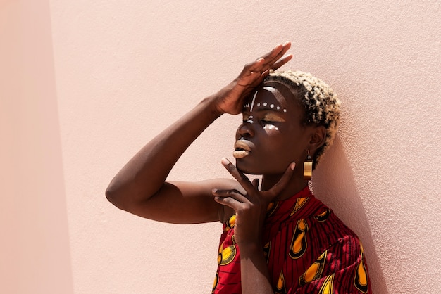 Foto gratuita ritratto di donna all'aperto in abbigliamento e moda africani