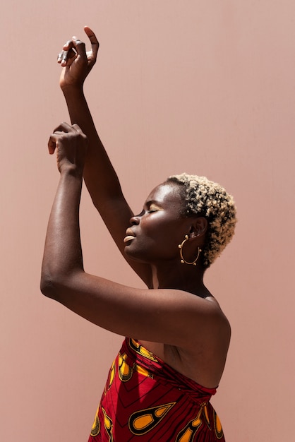 Foto gratuita ritratto di donna all'aperto in abbigliamento e moda africani