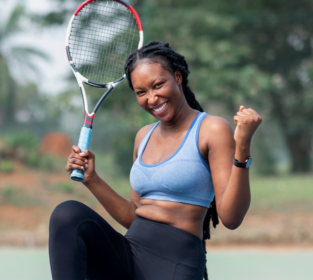 Free photo portrait woman playing tennis