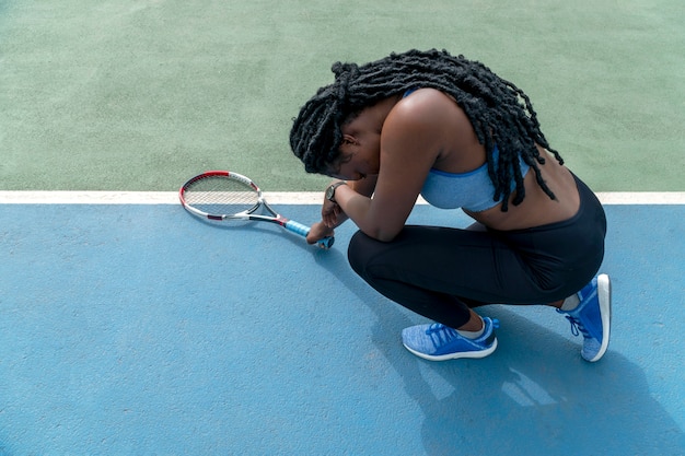 Free photo portrait woman playing tennis